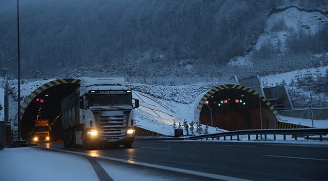 Yoğun kar Bolu Dağı’nda ulaşımı aksattı
