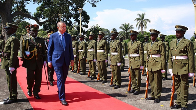 Cumhurbaşkanı Erdoğan, Uganda’da resmi törenle karşılandı
