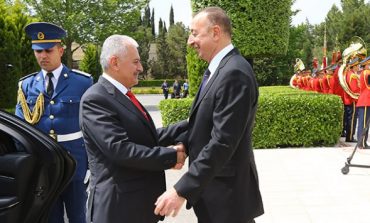 Başbakan Yıldırım Azerbaycan'da resmi törenle karşılandı