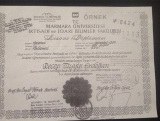 YSK, Cumhurbaşkanı Erdoğan’ın diplomasını paylaştı