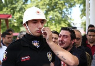 Polisin gözyaşlarını şehidin yakını sildi