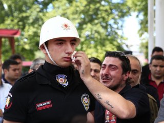 Polisin gözyaşlarını şehidin yakını sildi