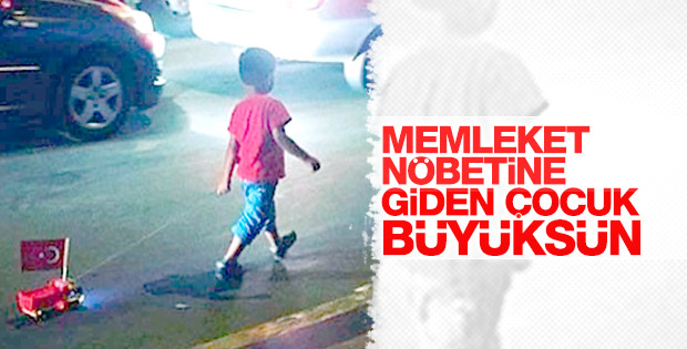 Memleketi için nöbet tutan küçük çocuk