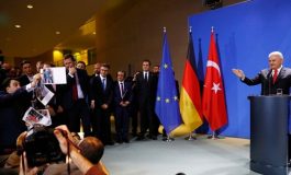 Başbakan Binali Yıldırım’a sahte fotoğraf gösteren kişi gazeteci değil provokatör çıktı