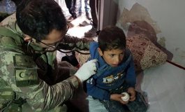 Mehmetçik Afrin'de sivillerin yardımına koşuyor