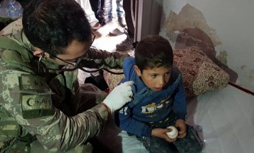 Mehmetçik Afrin'de sivillerin yardımına koşuyor