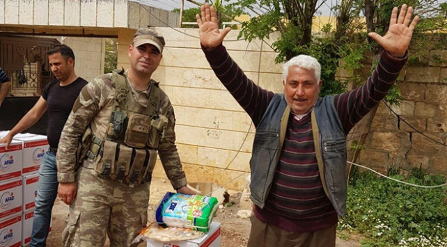 Mehmetçik Afrin’e yardım elini uzatmaya devam ediyor