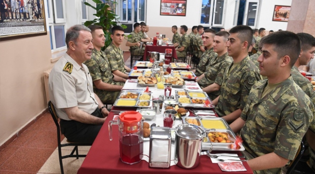 Orgeneral Akar, erbaş ve erlerle iftar yaptı